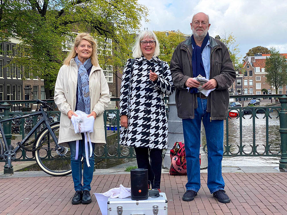 Harmen Snel en Marijke van Schaick krijgen een onthullingsdoek uit handen van Nanda Geuzebroek